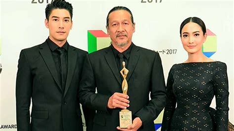 ฝ่ายข่าว ช่อง 3 เอชดี (อังกฤษ: เรื่องเล่าเสาร์-อาทิตย์ 'นาคี' ดังกระฉ่อน! 'อ๊อฟ-แต้ว-เคน' แท็กทีมรับรางวัลละครต่างประเทศยอด ...