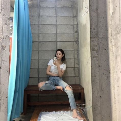 다리 부상으로 은퇴한 전직 권투선수 수영, 알지도 못했던 아버지의 빚을 갚으라는 사채업자 태승에게 붙들렸다. 견미리 딸 이다인, 접어서도 주체할 수 없는 다리 길이…흰티 ...