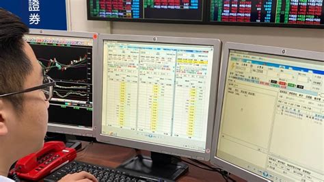 成功開立永豐大戶數位帳戶即會收到下圖左方這張白色的「永豐大戶現金回饋 debit 卡」，其功能等同於 richart 的白狗 / 綠狗卡，也就是提款卡的意思! 啟動數位金融轉型 永豐金證券推「VIP閃電平台」 | Anue鉅亨 - 台股新聞