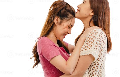 Lesbianas Gay Románticas Abrazándose Sonriendo Momento íntimo De Una Pareja Homosexual Asiática