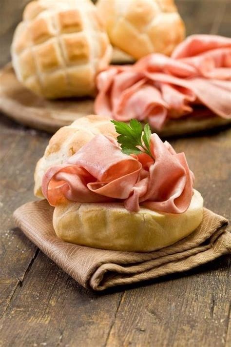Открыть страницу «panino con mortadella» на facebook. Panino con mortadella una delle cose più gustose del mondo ...