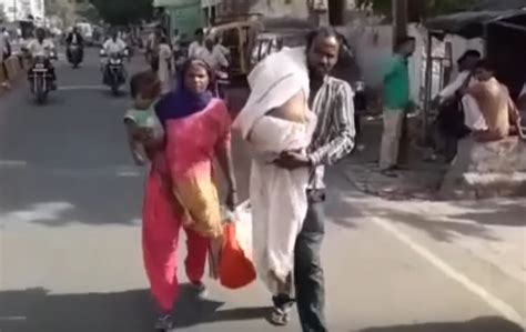 जिला अस्पताल से नहीं मिला शव वाहन कंधे पर ले गया पत्नी का शव Badaun Today
