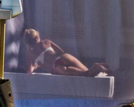 Shakira Sexy Shows Off Sweet Ass In A Bikini During Holidaying In Miami