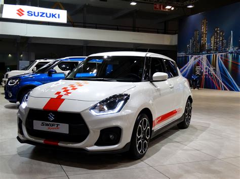 New swift rinnova la sua identità con linee muscolari che ne disegnano il profilo, fari allungati e vetri avvolgenti. De Suzuki Swift Sport kent zijn prijs | Autofans