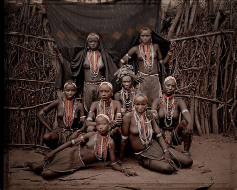 Pin Di Kedi Merdanaj Su Tribù Africane Tribù Africane Africa Africani