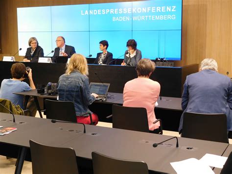 We will now go together to the press conference.: Pressekonferenz des BLV zum Unterrichtsausfall und der ...