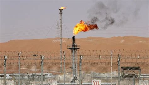 حقل نفط هو مكان يكثر فيه آبار النفط لاستخراج النفط الخام من باطن الأرض. أرامكو تخطط لاستثمار 150 مليار دولار في الغاز