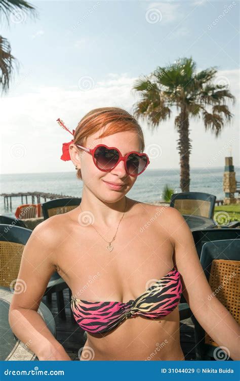 Bikini D Uso Della Ragazza Rossa Sexy Alla Spiaggia Immagine Stock