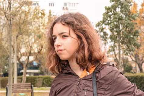 Linda Chica Adolescente Seria Fuera En El Parque Foto De Stock Y Más
