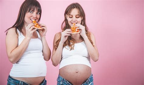 Concepto Nutricional Las Mujeres Embarazadas Que Comen Pizza Sobre Un