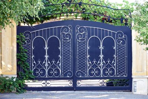 These are made with some attractive looks that can give you an outstanding but it's also a choice that adds a sense of elegance and refinement to any property you add it on to. 43 Amazing Fence Gate Ideas
