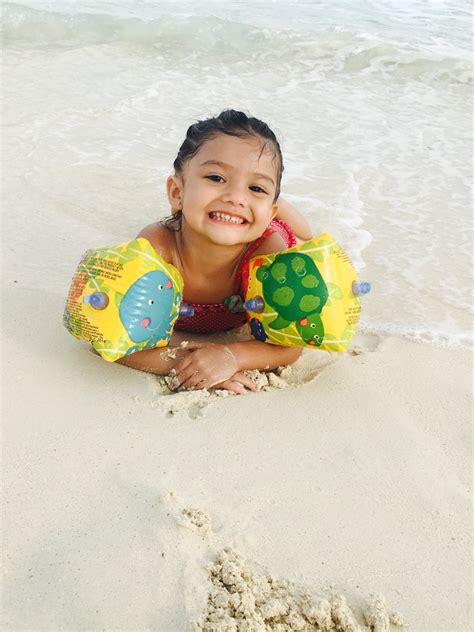 무료 이미지 바닷가 바다 모래 사람 소녀 놀이 여름 휴가 좌석 어린이 미소 수영 행복 유아 아름다움