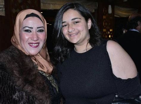 هي فنانة مصرية، ممثلة في ريعان الشباب بدأت في العمل بالإعلانات منذ سن الطفولة، ثم. جولولي | ابنة أحمد زاهر الكبرى تخسر الكثير من وزنها وتتألق بلوك جديد.. صور
