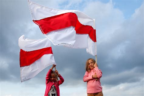 Za sterem tego państwa stoi niejaki łukaszenka. Dwie flagi państwowe Białorusi. Skąd się wzięły, która ...