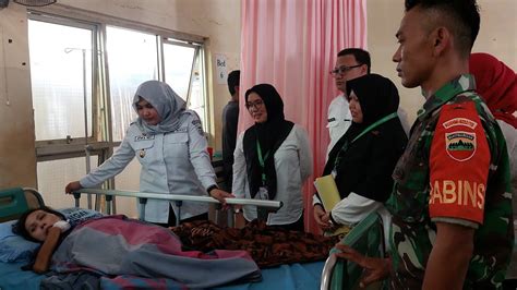 Wabup Atika Jenguk Sawiyah Pasien Penderita Sirosis Hepatis Di Rsud Panyabungan Youtube