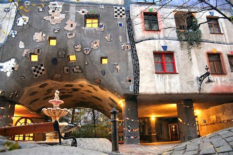 Doch sofort nach der fertigstellung wurde es zum touristenmagnet. The Hundertwasser apartment complex in Vienna, Austria ...