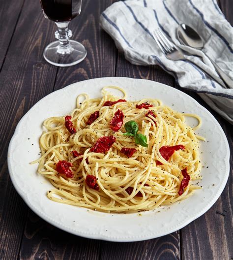 Spaghetti With Sun Dried Tomatoes And Black Pepper Stock Image Image