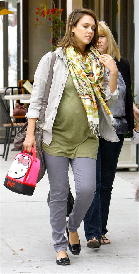 La conduttrice campana a 41 anni ha trovato un ottimo equilibro con il suo aspetto. CELEBRITY LIFE-NEWS-PHOTOS: Jessica Alba a spasso con il ...