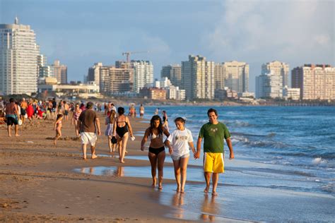 Zum tag der wohnungslosen teilen wir den beitrag eines kollektivs wohnungsloser in uruguay. Uruguay hält die Pandemie im Zaum - Blickpunkt Lateinamerika
