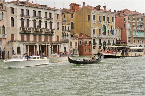 Den rettungskräften zufolge befanden sich elf personen in der gondel. Gondel fahren in Venedig: teuerer, romantischer Spaß ...