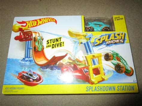 Hot Wheels Splashdown Station Splash Rides Water Stunt Toy Brand New