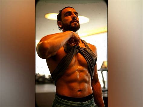Ranveer Singh Flaunts Chiseled Abs In New Shirtless Pic Check Out Theprint Anifeed
