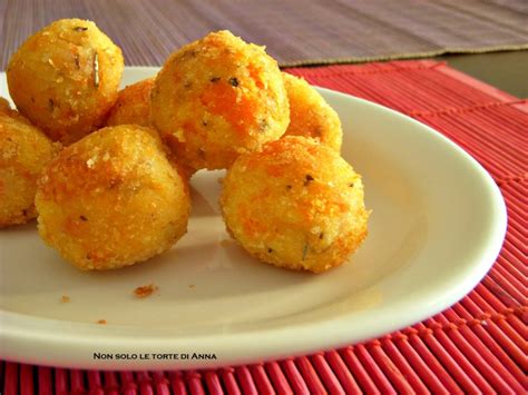 Una volta pronte, frullatele, mettetele in una ciotola e conditele con il pangrattato (150 g), il grana (60 g), il sale e il pepe (q.b. POLPETTE DI CAROTE E PATATE