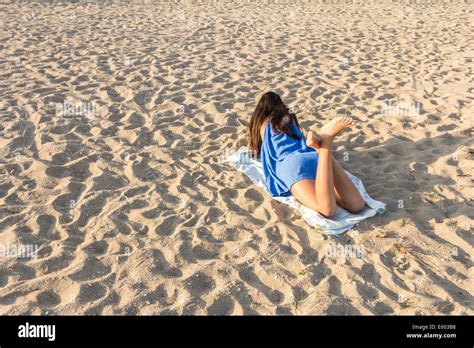 vue arrière du jolie fille allongée sur une plage de sable sur l été chaud photo stock alamy