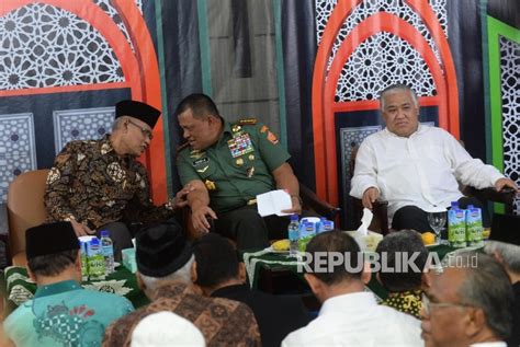 Sepintas lalu video berkenaan dengan taklimat yang disampaikan oleh ketua pusat pengajian iaitu dr wan aizuddin @wan_aiz kepada 403 orang pelajar diploma baharu yang telah mendaftar di bawah fakulti. Gatot: Ulama dan Kiai Penjaga Utama NKRI dari Adu Domba ...