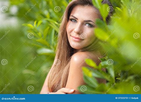 Ritratto Di Bella Ragazza In Un Parco Su Un Fondo Della Natura Verde