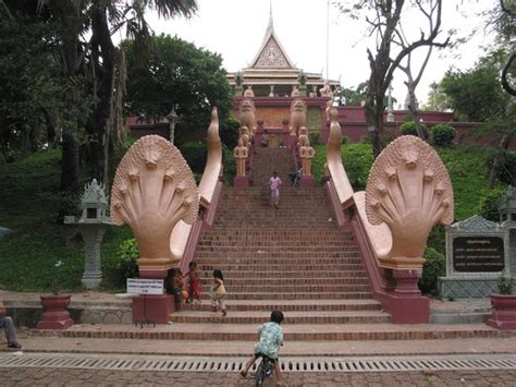 Visiting The Wat Phnom Temple In Phnom Penh Padeye