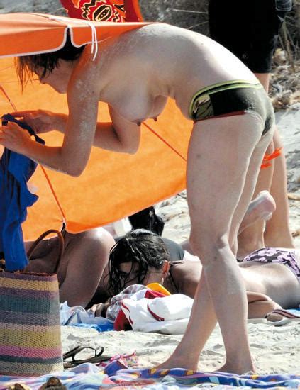 Mar Regueras Pillada Haciendo Topless En Formentera La BiblioTeta