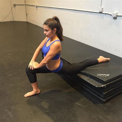 A Quick And Safe Way To Stretch Out Your Hip Flexor All While Working