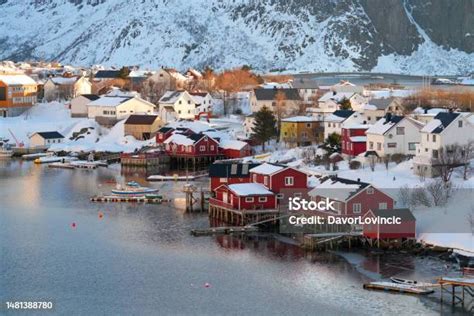 ノルウェー北部のロフォーテン諸島にあるレーヌの漁村の朝日のパノラマビュー ノルウェーのストックフォトや画像を多数ご用意 ノルウェー