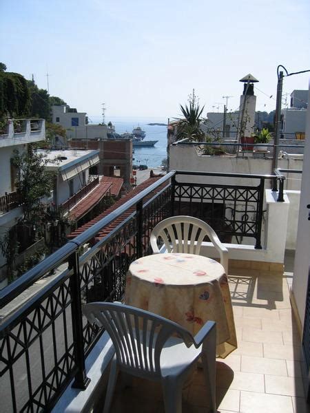 Όταν φτάσετε, ίσως να μείνετε λίγο απογοητευμένοι, αφού το λιμάνι πατητήρι δεν είναι το τυπικό. PANAGIOTOU STUDIOS ALONISSOS - ΕΛΕΝΗ ΠΑΝΑΓΙΩΤΟΥ - ΕΝΟΙΚ - 4ty.gr