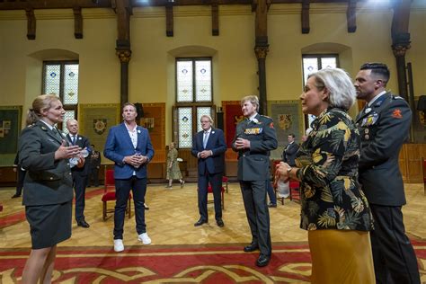Op die dag worden de ruim 111.000 veteranen die nederland telt, geëerd. Veteranendag 2020 | DEN HAAG - Koning Willem-Alexander ...