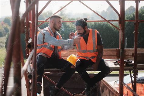 Construction Workers Smoking Cigarette And Talking On Break Stock Foto