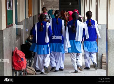 Pakistan Girl School Hi Res Stock Photography And Images Alamy