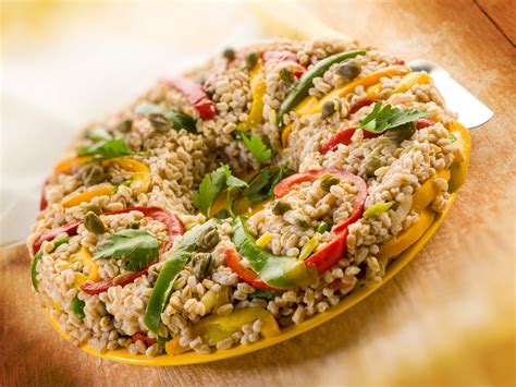 Le ricette con farro sono versatili, energizzante e gustose.con questo cereale puoi creare tantissimi piatti diversi. Farro con verdure: la ricetta per preparare il farro con ...