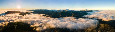 Vista Aérea Del Amanecer Vibrante Sobre La Densa Niebla Blanca Con Las