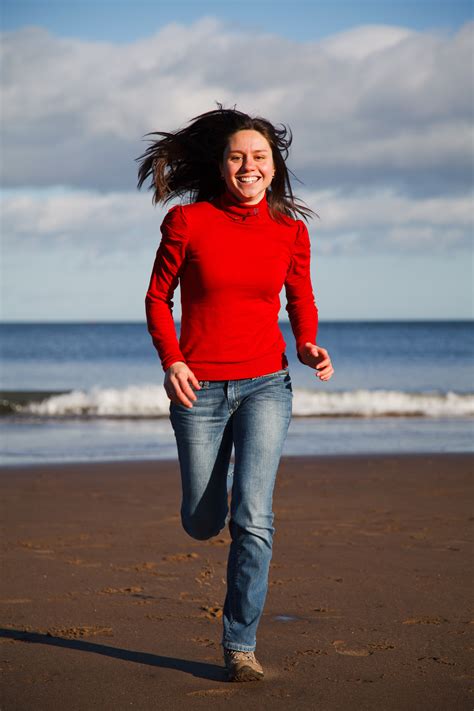 무료 이미지 바닷가 바다 물 모래 대양 사람들 소녀 여자 달리는 운영 휴가 다리 모델 봄 빨간 색깔 어린이 유행 푸른 라이프 스타일