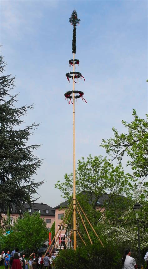 Das klingt einfacher als es ist. Primo maggio: la tradizione del Maibaum - Italiani in ...