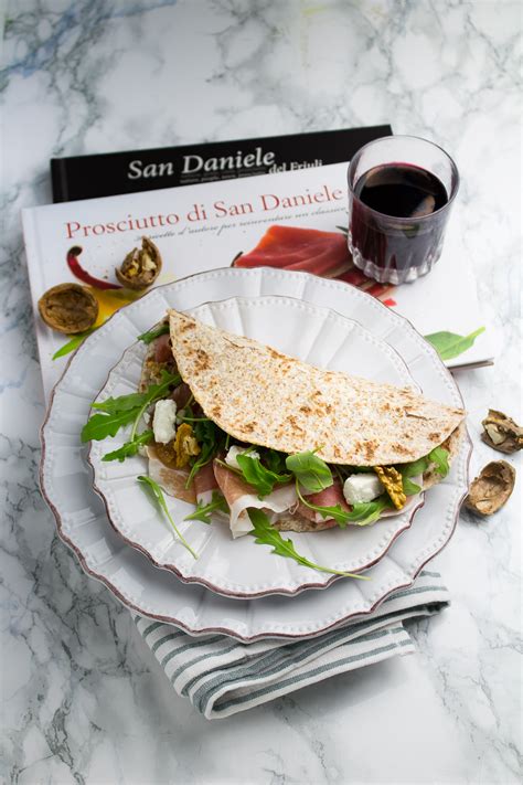 Se siete amanti dello street food e volete cimentarvi in ricette sfiziose e facili da preparare, non perdete la ricetta della pita greca fatta in casa, simile alla piadina ma più golosa: PIADINA INTEGRALE FATTA IN CASA - Tacchi e Pentole®