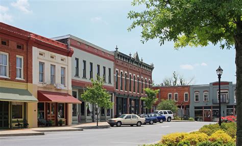 9 Reasons to Raise a Family in a Small Town | Blogs Now