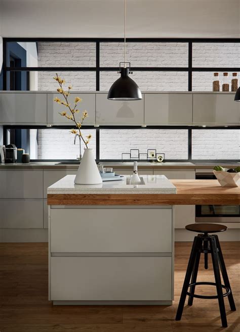 Our local kitchen suppliers, howdens joinery, have released the new clerkenwell gloss range in flint grey, stone, white, cream and graphite and we think it is fab if you are looking for clean lines! Best 25+ Howdens kitchen clerkenwell ideas on Pinterest ...