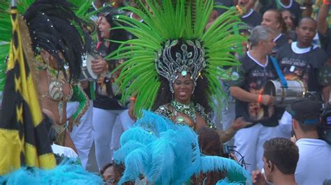Espectáculo Inédito De Sambistas Prende La Fiesta En Río Y Da Paso Al Carnaval Youtube