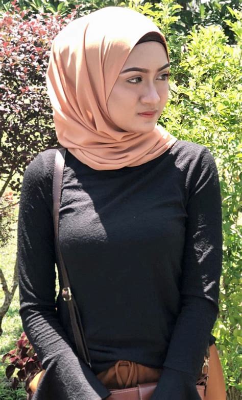 Pin By Zaenalarifin On Geems Model Hijab Hooded Girl Beautiful Hijab