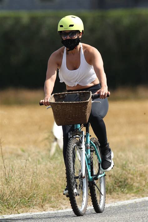 Jennifer Lopez Riding Bike Around The Hamptons 20 Gotceleb