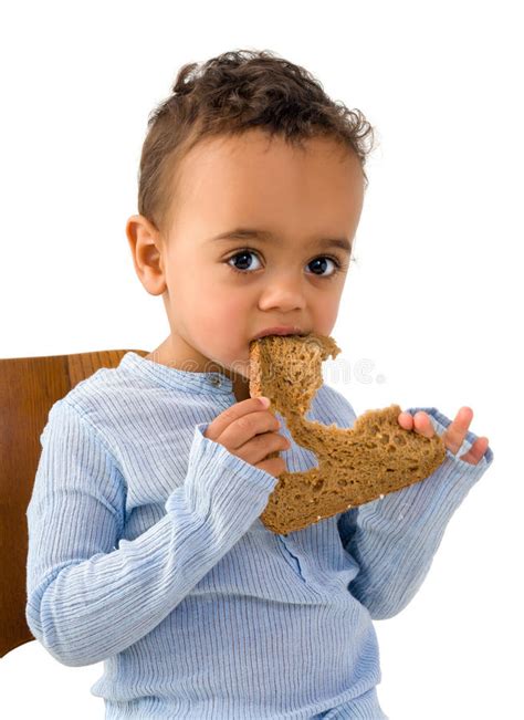 Reading manhwa follow the bread crumbs at manhwa website. Bambino Africano Che Mangia Pane Fotografia Stock ...