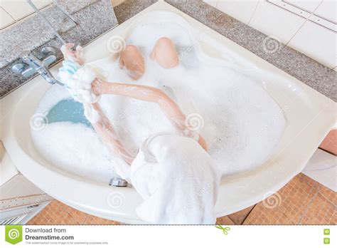Jeune Belle Fille Versant Dans La Baignoire Photo Stock Image Du